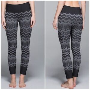 Lululemon Ebb To Street Leggings Black Gray Heathered Slate
Chevron Size 2 Women